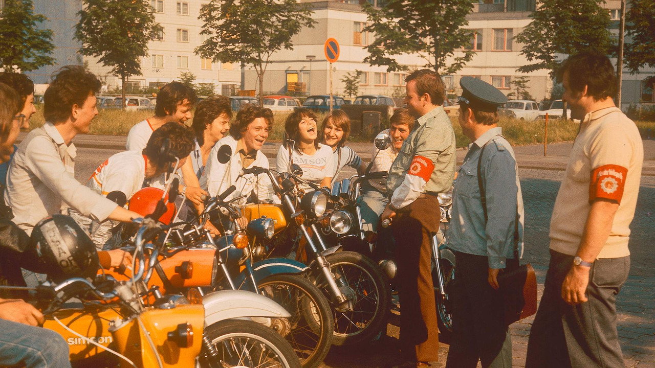 Jugend in der DDR backdrop
