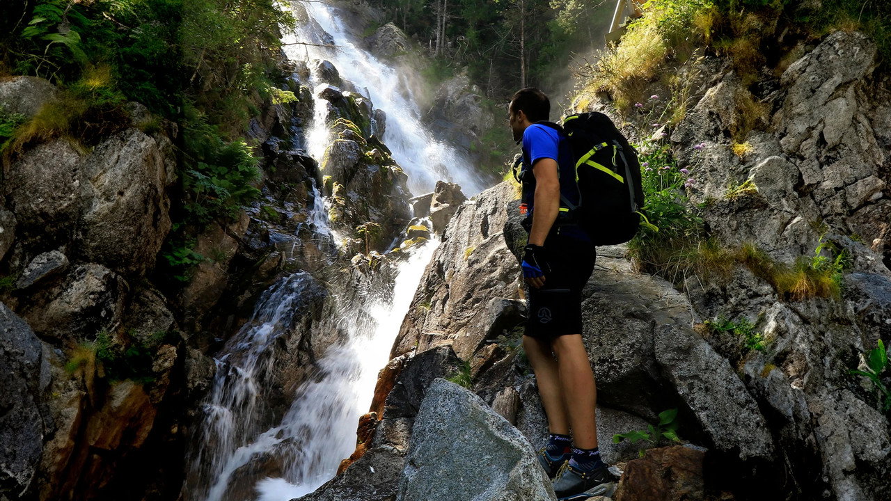 A tocar de l'aigua backdrop