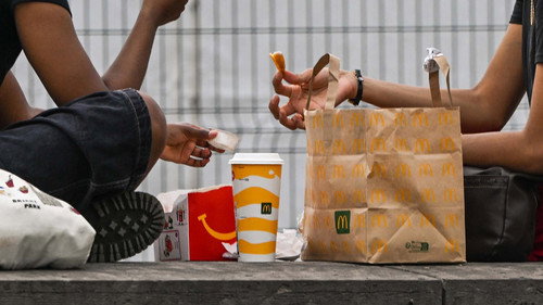 Warum? Season 1 Episode 12 - Why are some French cities banning fast-food outlets?