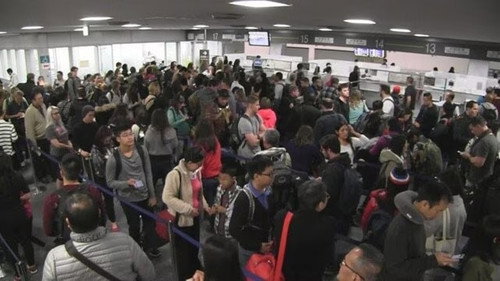 Document 72 Hours Season 8 Episode 1 - Lines and Lives at Airport Immigration