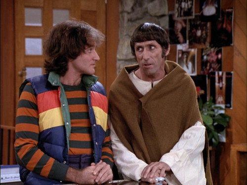 Mork & Mindy Season 1 Episode 17 - Sky Flakes Keep Falling on My Head