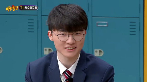 T1 (Choi Woo-je (Zeus), Moon Hyeon-joon (Oner), Lee Sang-hyeok (Faker), Lee Min-hyung (Gumayusi), Ryu Min-seok (Keria) still