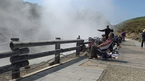 Document 72 Hours Season 9 Episode 17 - People Gathering at Akita's ‘Hot Spring of Life’