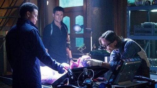 Almost Human Season 1 Episode 2 - Skin