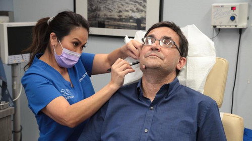 Dr. Pimple Popper Season 7 Episode 1 - Lookin' for Love in Lumpy Places