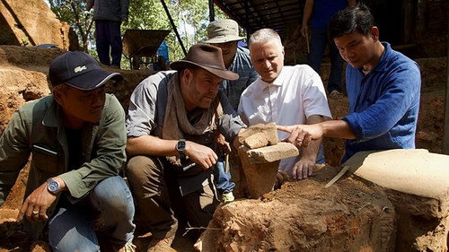 Expedition Unknown Season 12 Episode 8 - Cambodia's Stolen Monuments