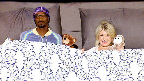Martha & Snoop's Potluck Dinner Party Season 1 Episode 4 - Bringing Home The Bacon