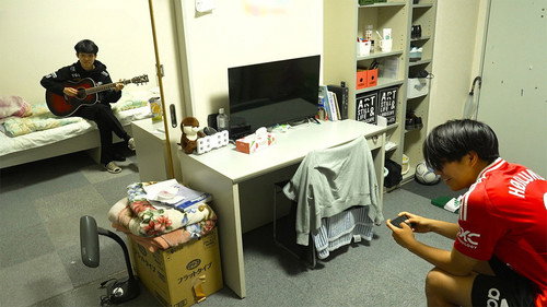 Document 72 Hours Season 16 Episode 16 - Student Life in a Multicultural Dorm
