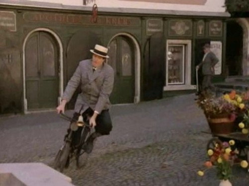 Frankenstein's Aunt Season 1 Episode 5 - The Salon Lion