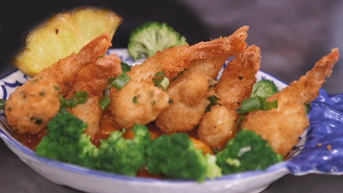 Diners, Drive-Ins and Dives Season 52 Episode 10 - Triple D Nation: Around the World and Off-the-Hook