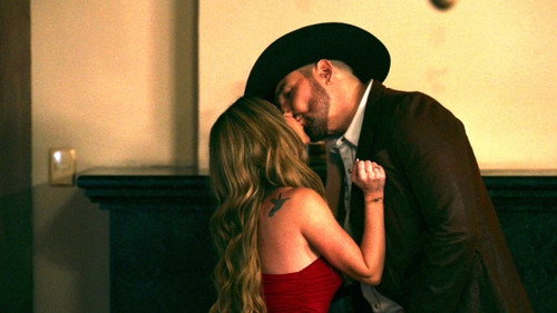 El beso más amargo still