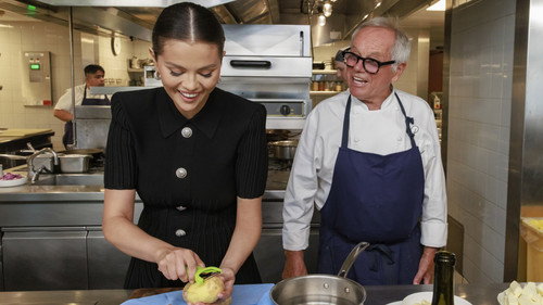 Selena + Restaurant Season 1 Episode 1 - Selena + CUT