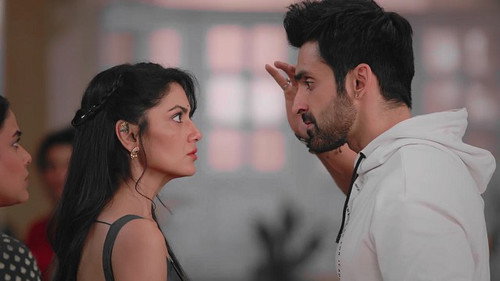 Amruta slaps Virat still