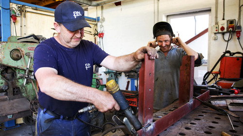 Frank & Kastaniegaarden Season 28 Episode 13 - Welding and windmill platform
