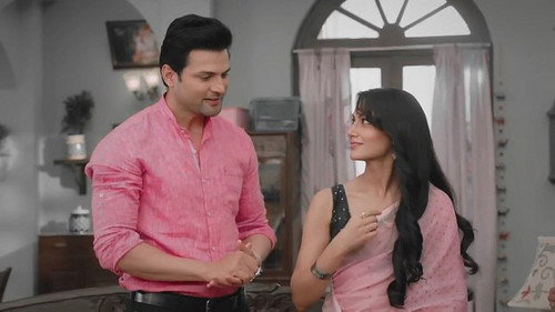 The priest matches Amruta and Virat's horoscope still