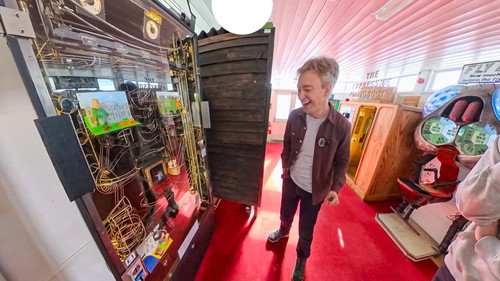 Tom Scott: England Season 1 Episode 28 - This Arcade Game Makes You Climb a Ladder