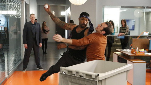 black-ish Season 1 Episode 20 - Switch Hitting