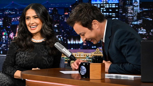 Salma Hayek Pinault, Becky G, Andrew Huberman, Angine de Poitrine still