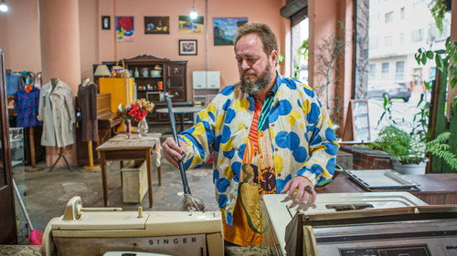 Extreme Cheapskates Brazil Season 1 Episode 3 - The Cheapskate That Lives in a Thrift Store