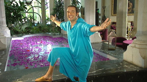 Dans un palais (1) still