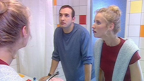 Dans la salle de bain (1) still