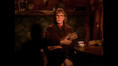 Log Lady Introduction - S02E02 still