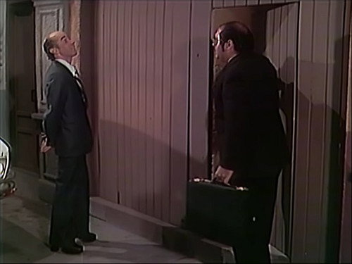El Chavo del Ocho Season 4 Episode 23 - La Venta de la Vecindad - parte 1