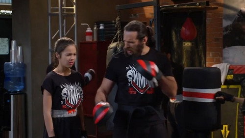 Bizaardvark Season 1 Episode 6 - Unboxing