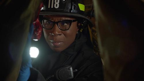 9-1-1 Season 5 Episode 11 - Outside Looking In