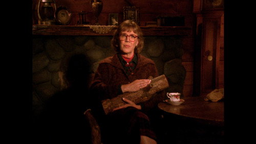 Log Lady Introduction - S02E01 still