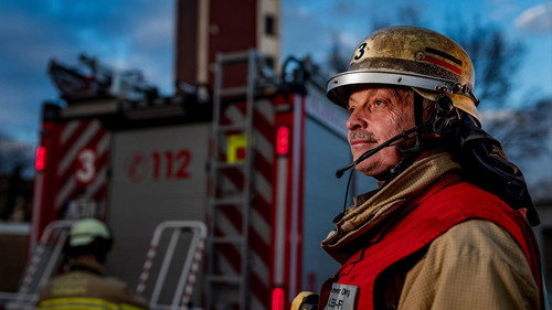 Feuer & Flamme Season 8 Episode 5 - Dangerous fire on gas station roof