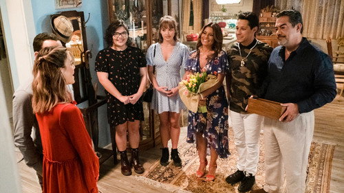 The Baker and the Beauty Season 1 Episode 4 - I Think She's Coming Out