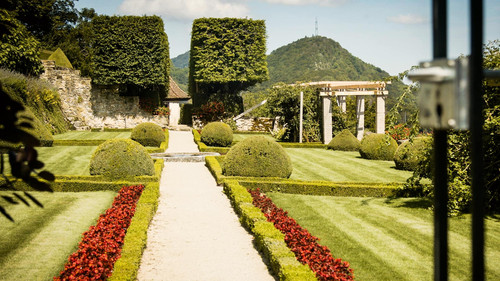 Hinter den Hecken Season 3 Episode 5 - The château garden