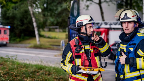 Feuer & Flamme Season 7 Episode 4 - Staircase filled with smoke and escape route cut off