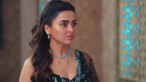 Prathna Catches Ananya still