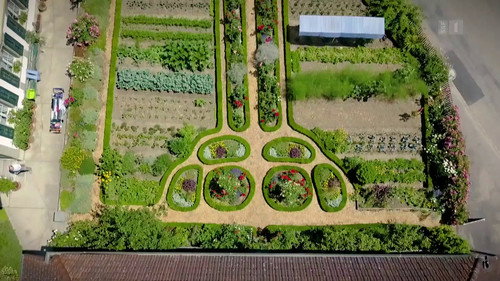 Hinter den Hecken Season 1 Episode 6 - A farmer's garden