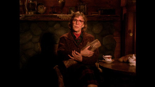 Log Lady Introduction - S02E05 still