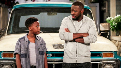 The Neighborhood Season 1 Episode 10 - Welcome to the Stolen Sneakers