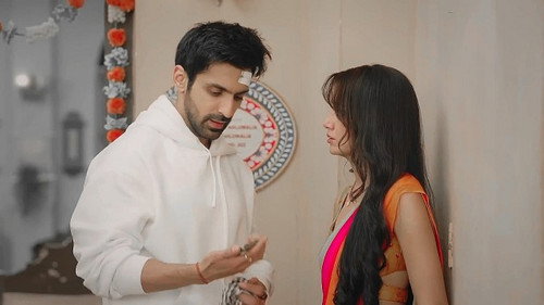 Virat shows Amu a photo still