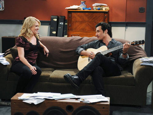 Melissa & Joey Season 1 Episode 4 - Boy Toys 'R' Us