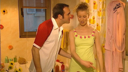 Dans la salle de bain (15) still
