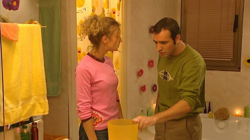 Dans la salle de bain (14) still