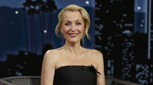 Gillian Anderson, Janelle James, SYML still