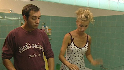 Dans la salle de bain (9) still