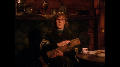 Log Lady Introduction - S01E04 still