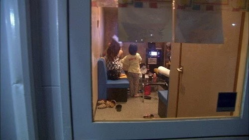 Document 72 Hours Season 6 Episode 21 - Container Karaoke in a Seaside Town