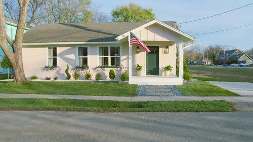 Fixer to Fabulous Season 2 Episode 13 - Historic House Gets Pretty Pink Overhaul