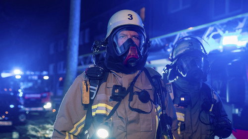 Feuer & Flamme Season 9 Episode 1 - Fire in Stairwell – Multiple Emergencies