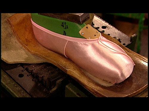 How It's Made Season 5 Episode 2 - Wood Burning Stoves, Orthoses, Ballet Slippers, Buses