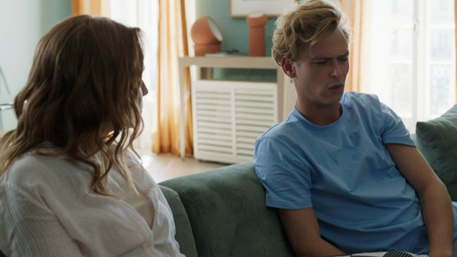 Episode 1819 still